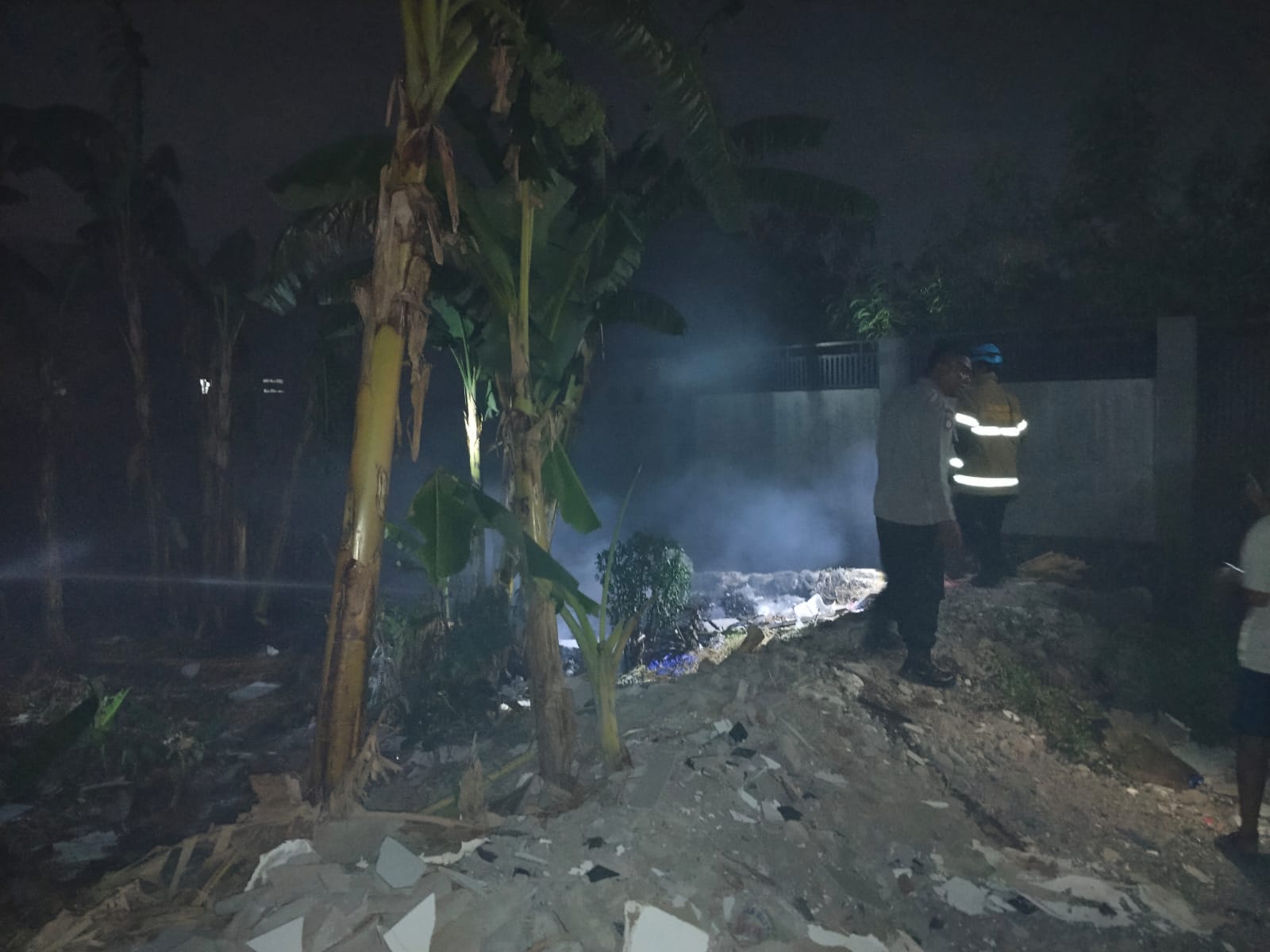 Gerak Cepat Polsek Kesambi dan Damkar Padamkan Kebakaran Lahan Kosong di Sunyaragi Cirebon