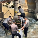 Antisipasi Musim Penghujan, Polres Kuningan Bersihkan Pasar Baru dan Sungai Citamba