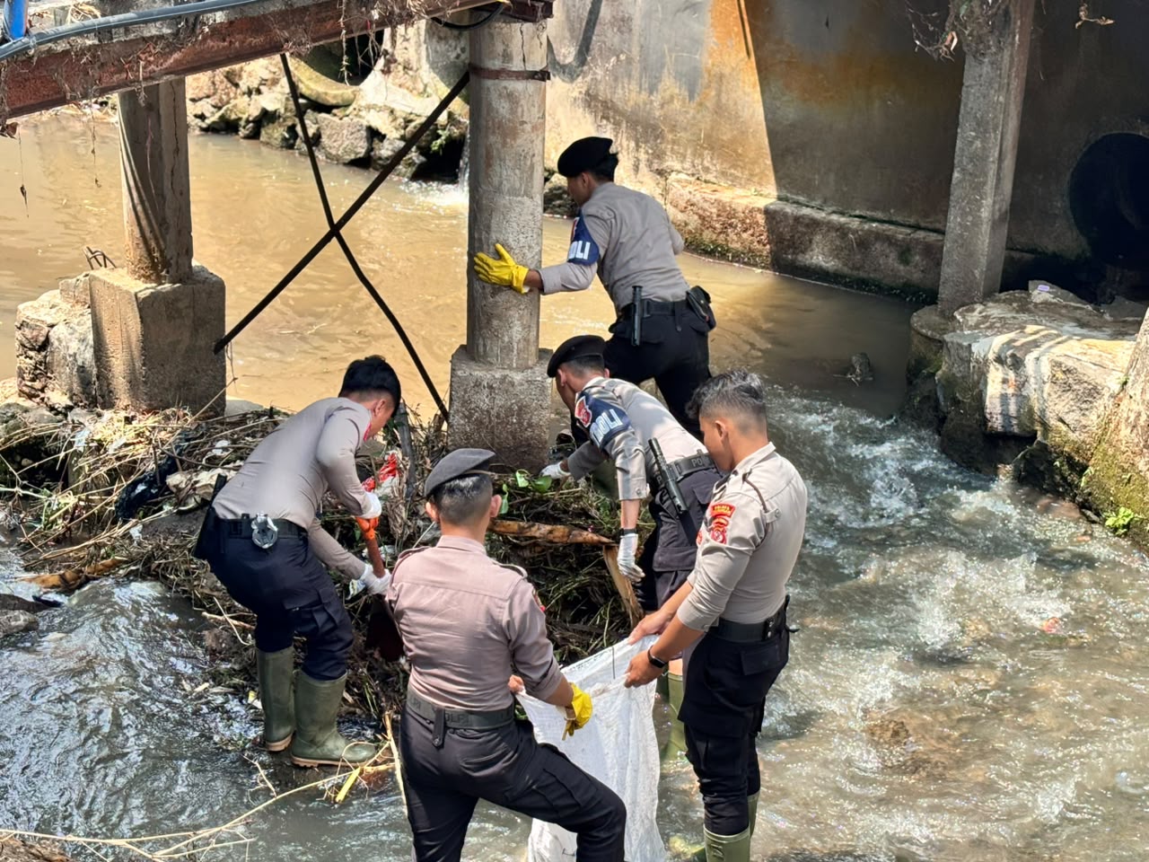 Antisipasi Musim Penghujan, Polres Kuningan Bersihkan Pasar Baru dan Sungai Citamba